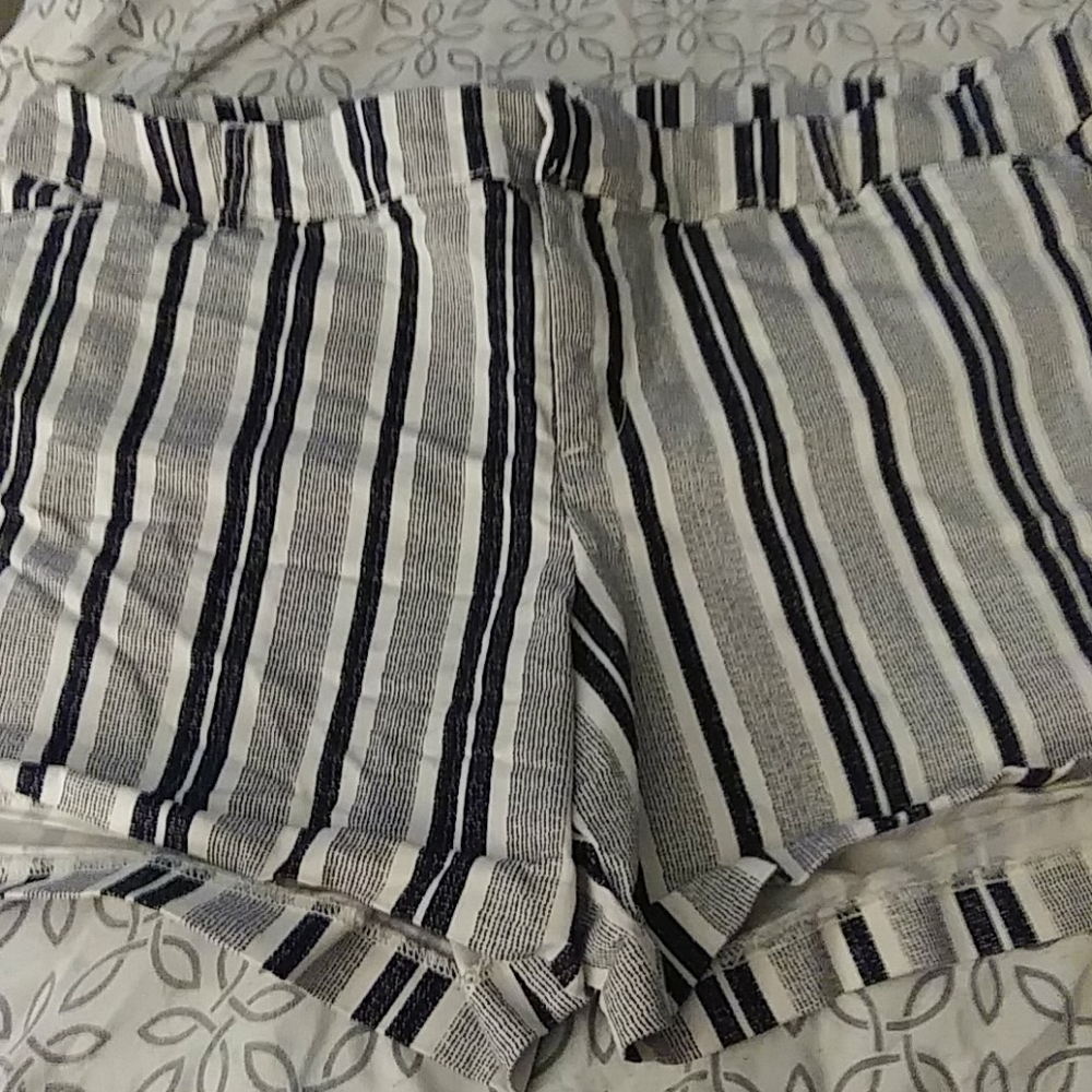 Old Navy Black&White Pixie cut shorts